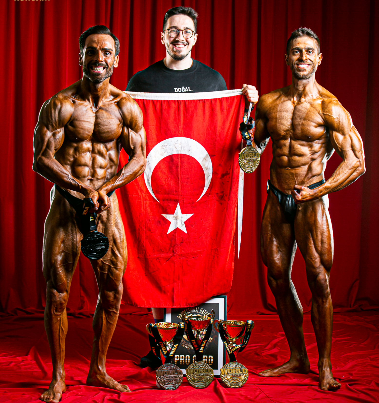 Pro Sporcumuz Yüksel Murat Şener, Sporcumuz Emre Cem Dilekoğlu ve Kurucumuz Deha Karahan, INBA Dünya Doğal Vücut Geliştirme Şampiyonası 2026'da.